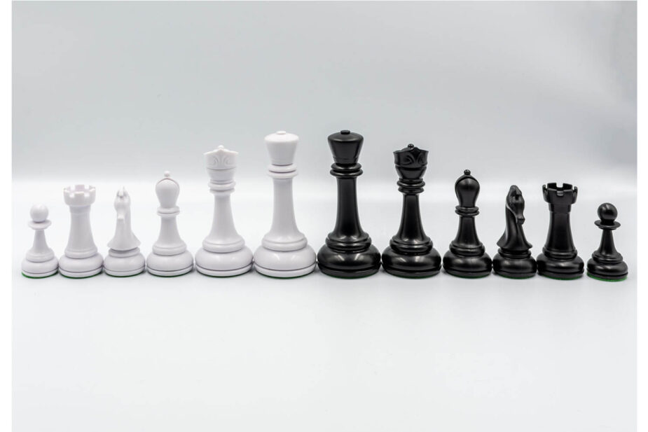 πλαστικά σκακιστικά ασπρόμαυρα πιόνια | διαφορετικά σκακιστικά κομμάτια